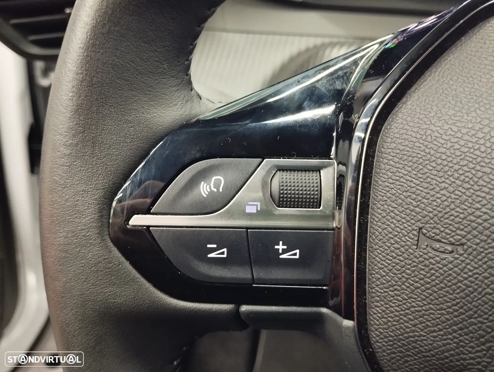 Peugeot 2008 1.2 PureTech Allure - 21