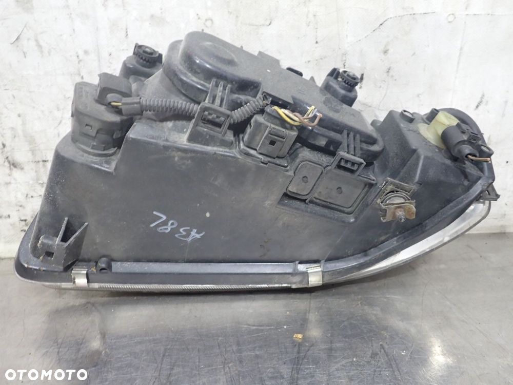 LAMPA PRAWA PRZEDNIA SOCZEWKA AUDI A3 8L - 4