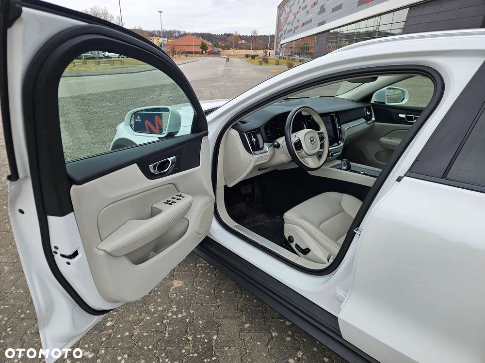 Volvo V60 Cross Country B5 B AWD Plus - 23