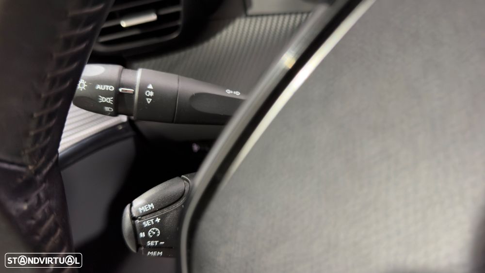 Peugeot 208 PureTech 100 Allure - 19