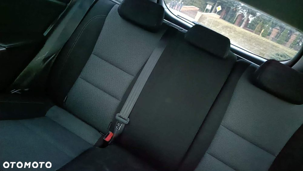 Hyundai i30 blue 1.6 CRDi Trend - 12