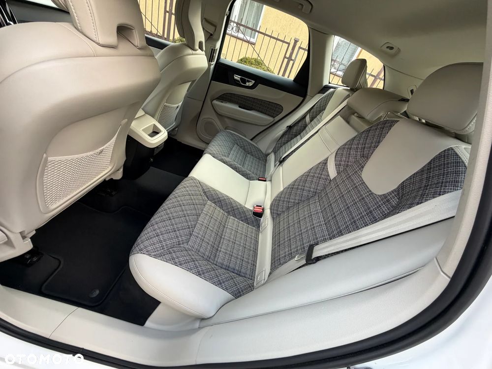 Volvo XC 60 B4 D AWD Momentum Pro - 32