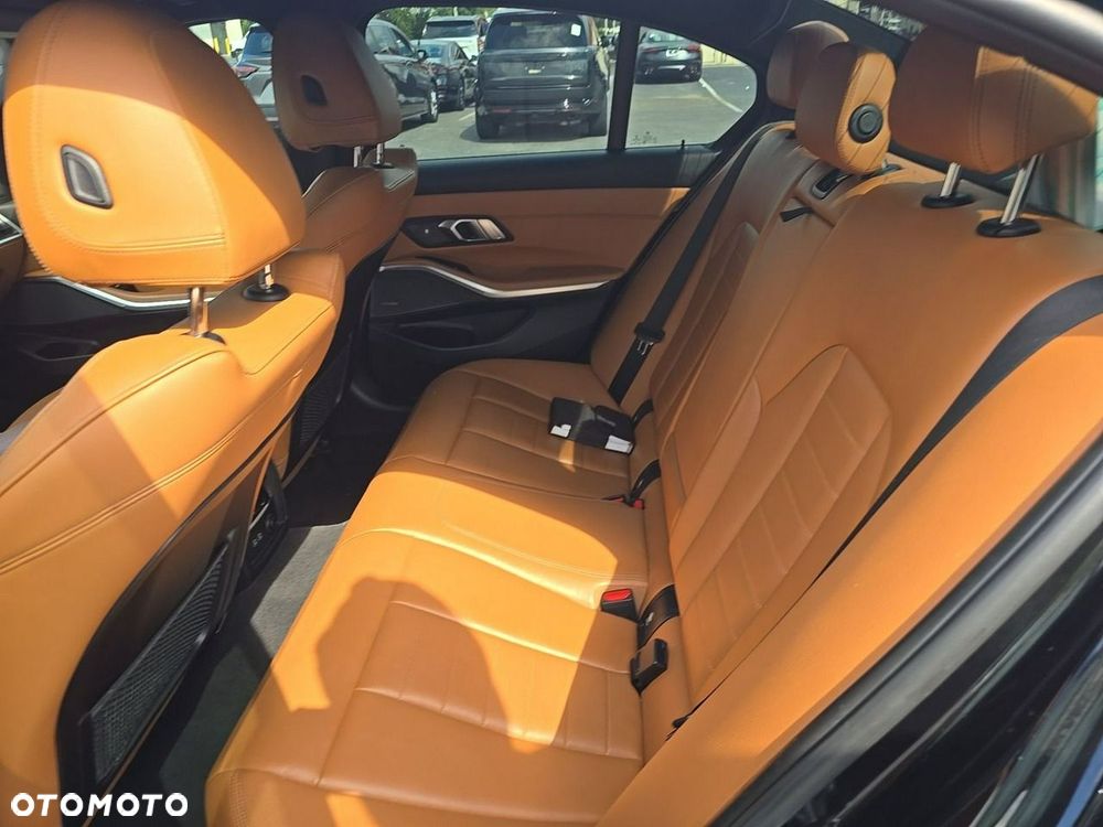 BMW Seria 3 330i xDrive M Sport - 9