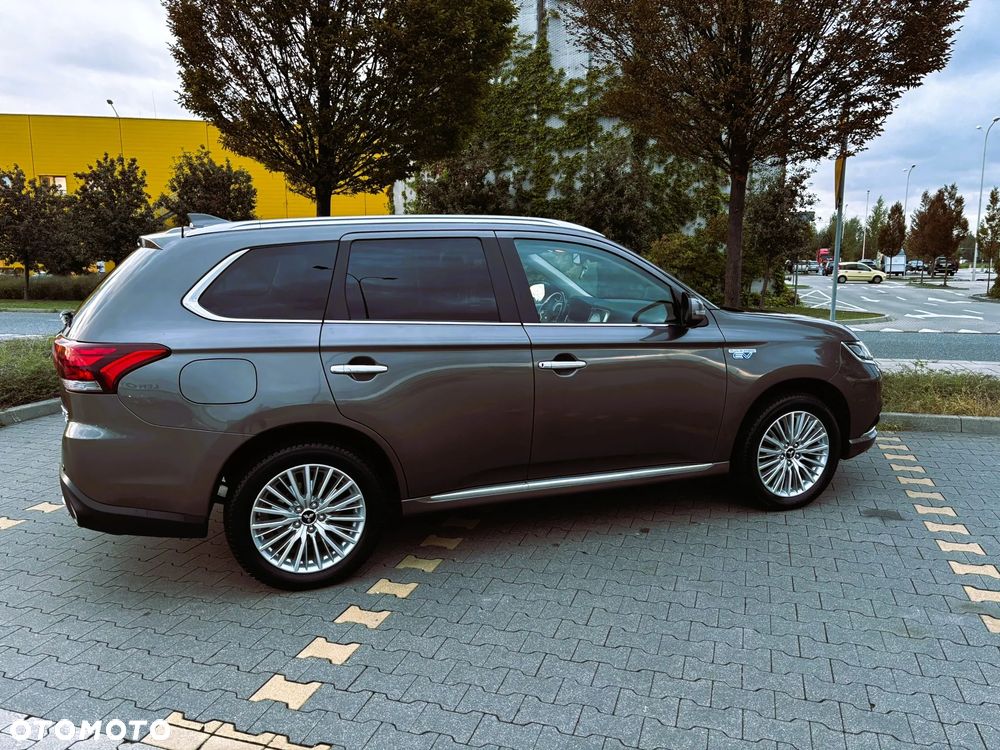 Mitsubishi Outlander Instyle NAVI + - 5