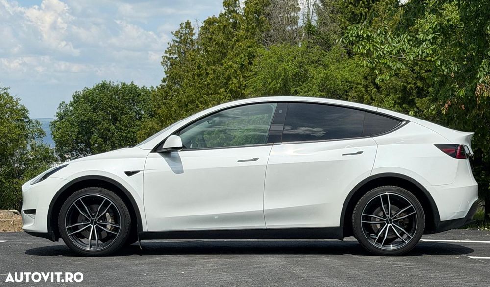 Tesla Model Y Long Range Dual Motor AWD - 8