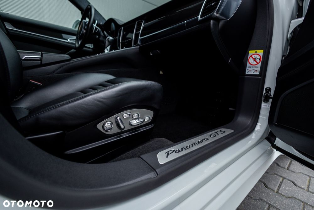 Porsche Panamera GTS PDK - 22