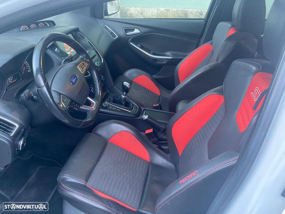 Ford Focus 2.0 EcoBoost ST - 17