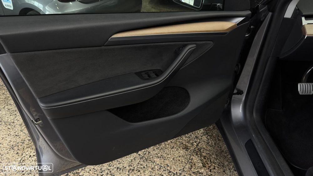 Tesla Model Y Performance Dual Motor AWD - 26