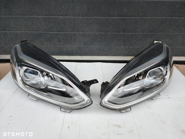 LAMPA PRZÓD SOCZEWKA PRAWA LEWA LED FORD FIESTA MK8 17-