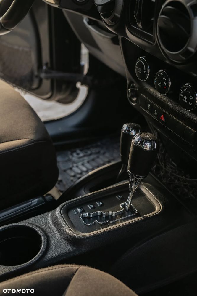 Jeep Wrangler 3.6 Unlim Sahara - 38