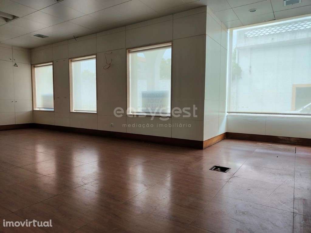 Lojas com boas áreas localizadas em vila de São Teotónio - Grande imagem: 4/20