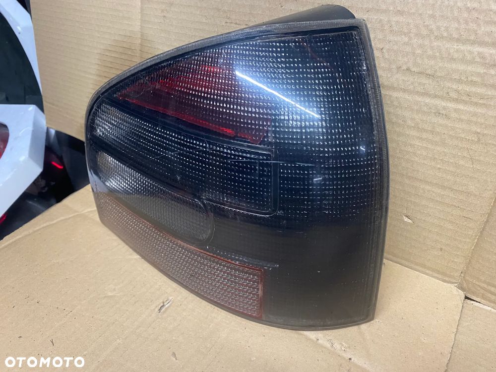 LAMPA TYLNA PRAWA AUDI A3 8L 8L0945257 - 2