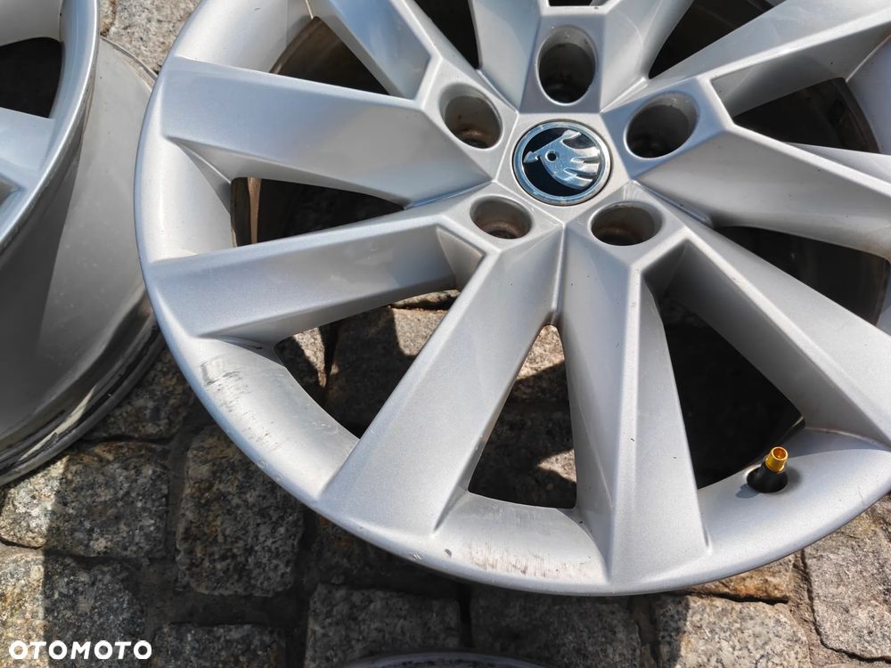 Felgi Aluminiowe 17 Skoda Superb 5x112 ET40 Seat Audi VW 3V0601025C - 12