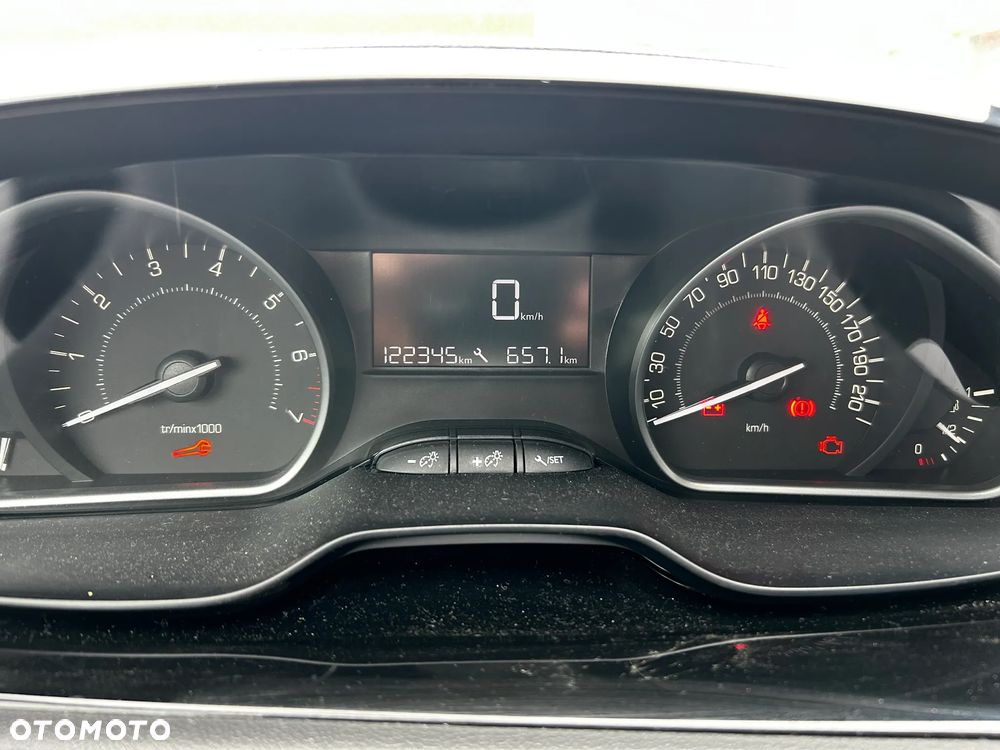 Peugeot 208 - 18