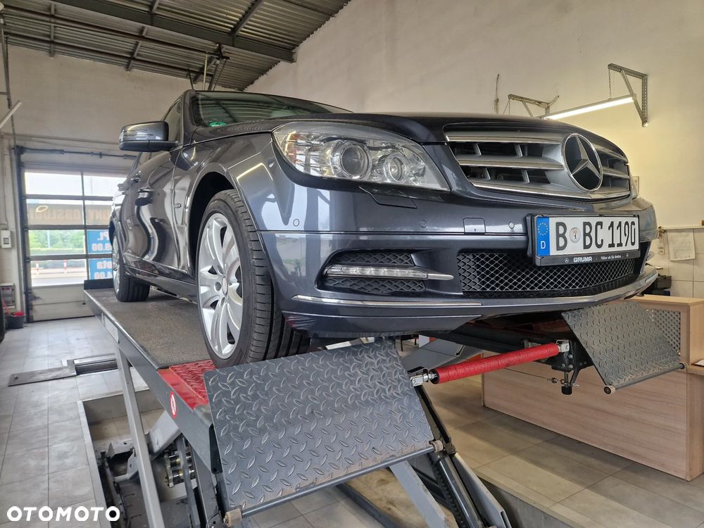 Mercedes-Benz Klasa C 250 CDI 4Matic 7G-TRONIC Avantgarde Edition - 22