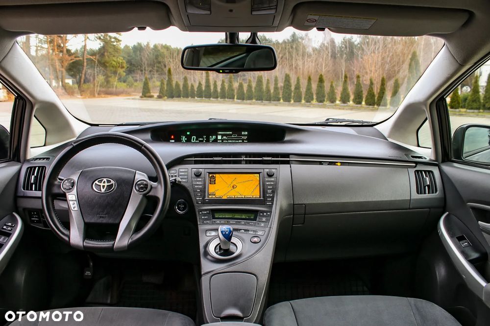 Toyota Prius (Hybrid) Executive - 17