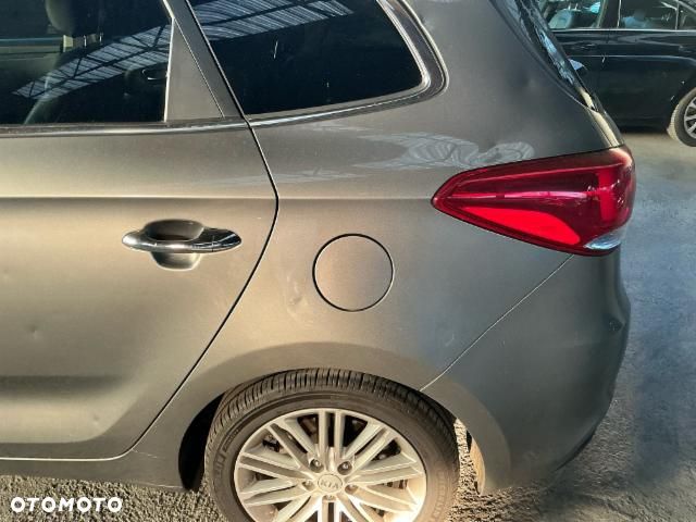 Kia Carens - 12