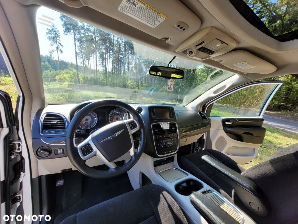 Chrysler Town & Country - 11