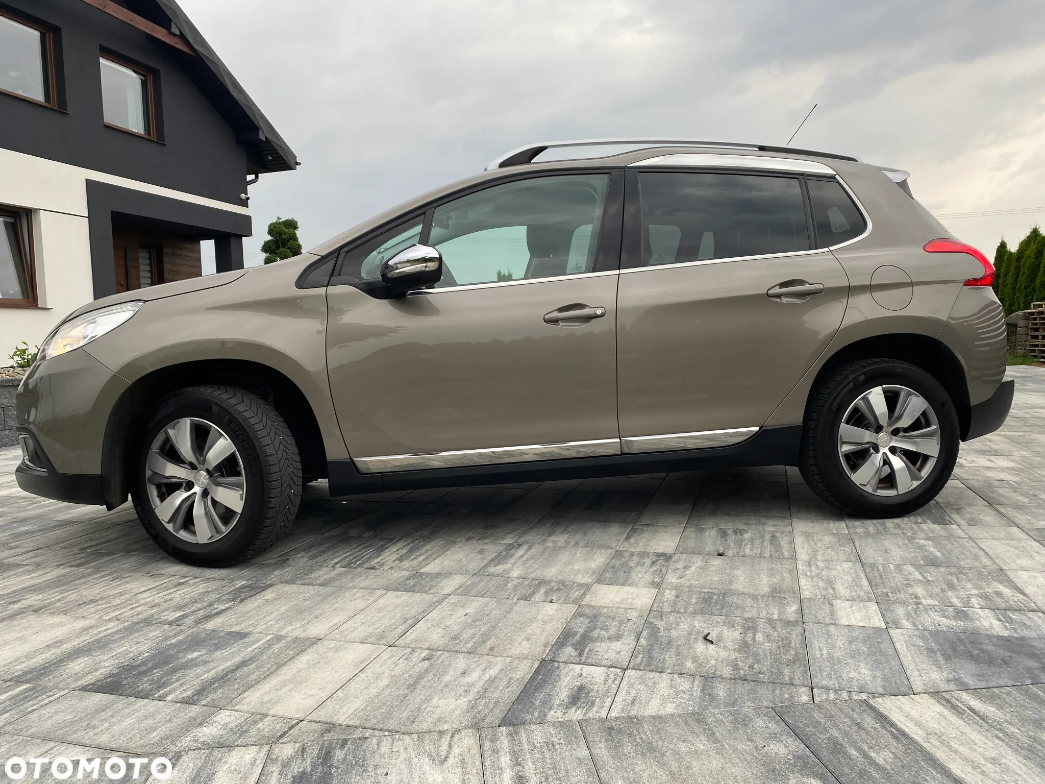 Peugeot 2008 1.2 Pure Tech Allure S&S - 12