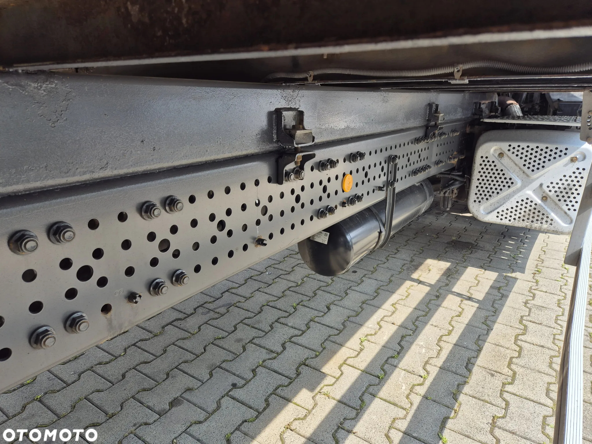 Mercedes-Benz Antos 1830 L / KONTENER / BEZWYPADKOWY / 1WŁ. / SERWISOWANY / WINDA 2000KG / EURO 6 / 18 EP - 24