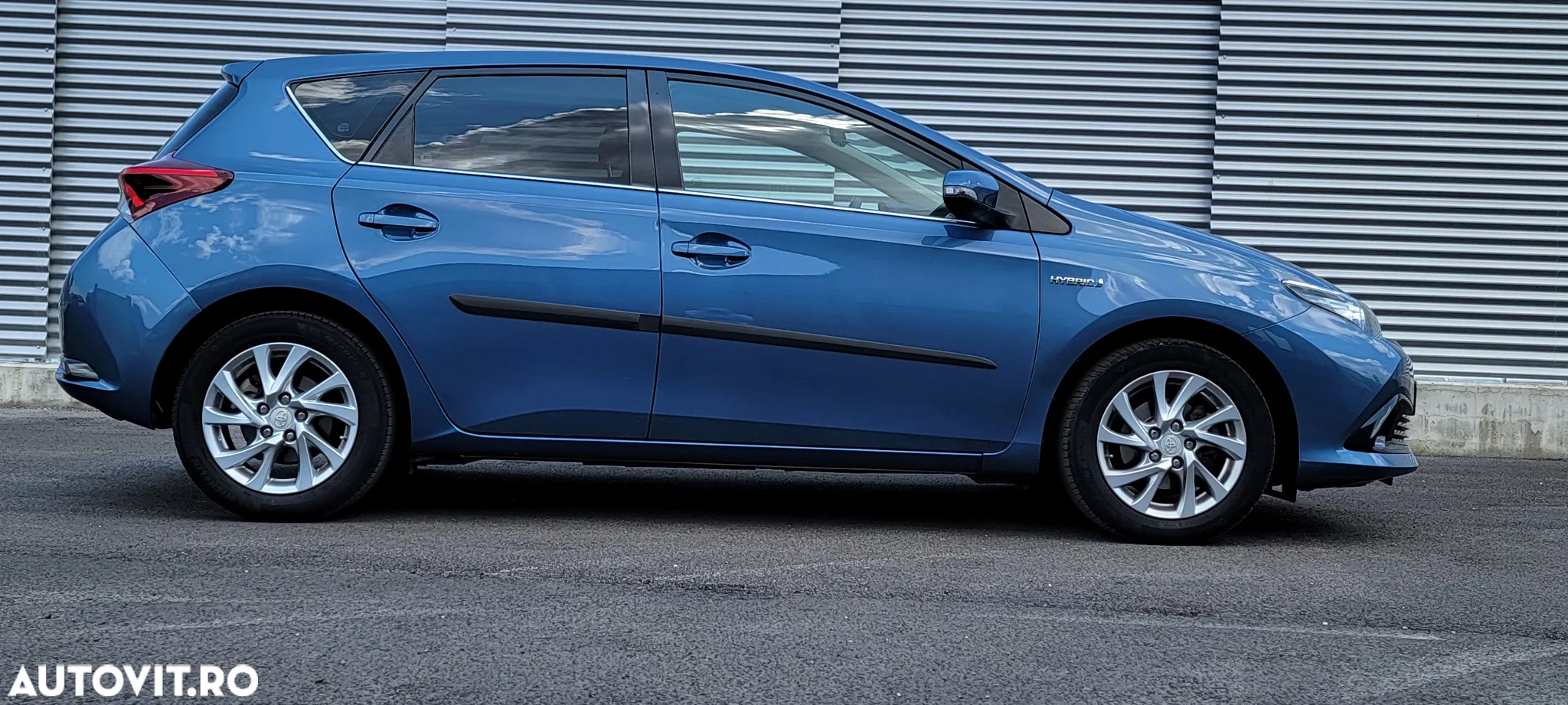 Toyota Auris 1.8 L VVT-i HSD Luna - 2