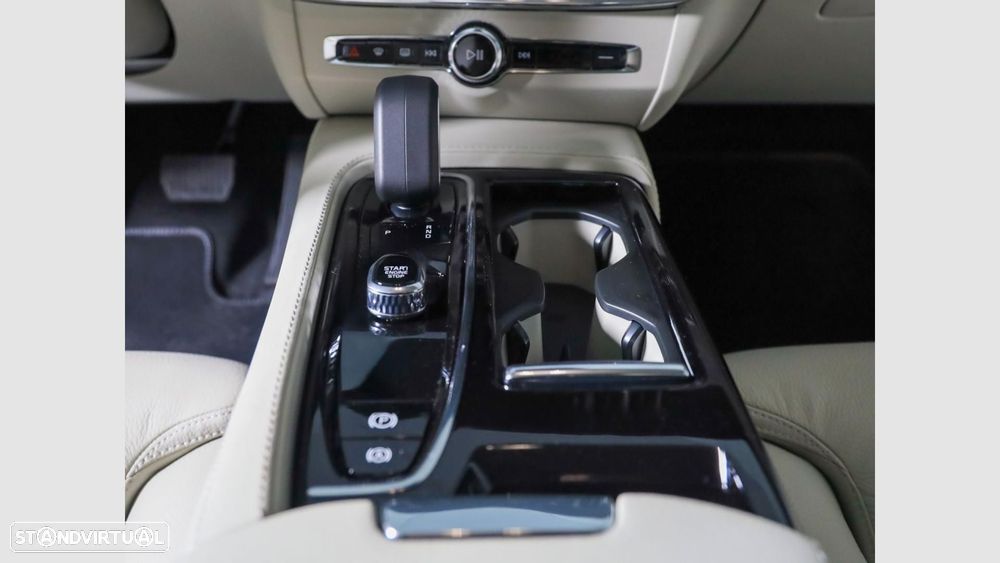 Volvo V90 2.0 T6 PHEV Plus Dark AWD — fotografia 13