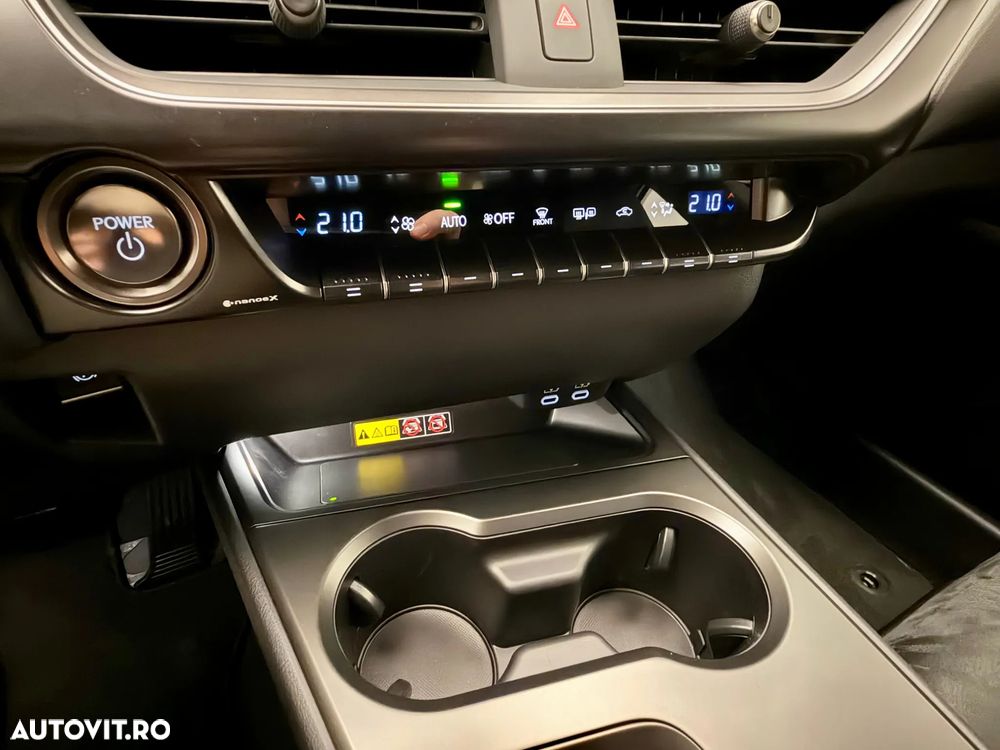 Lexus UX 300h AWD CVT HEV Business - 27