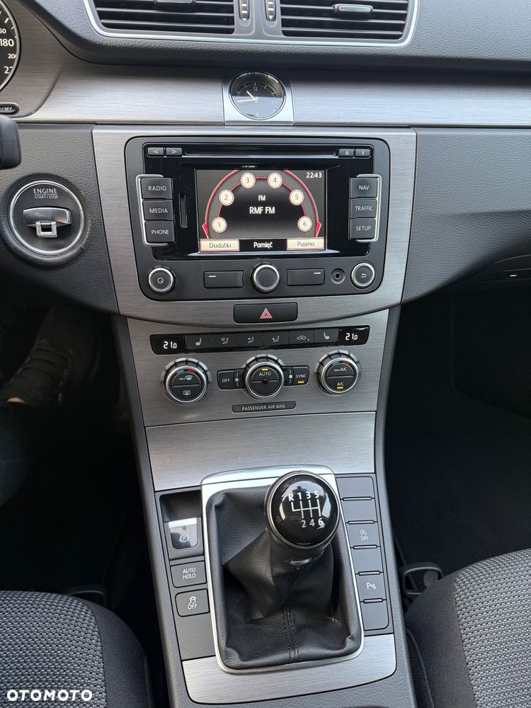 Volkswagen Passat 2.0 TDI DPF Highline - 14