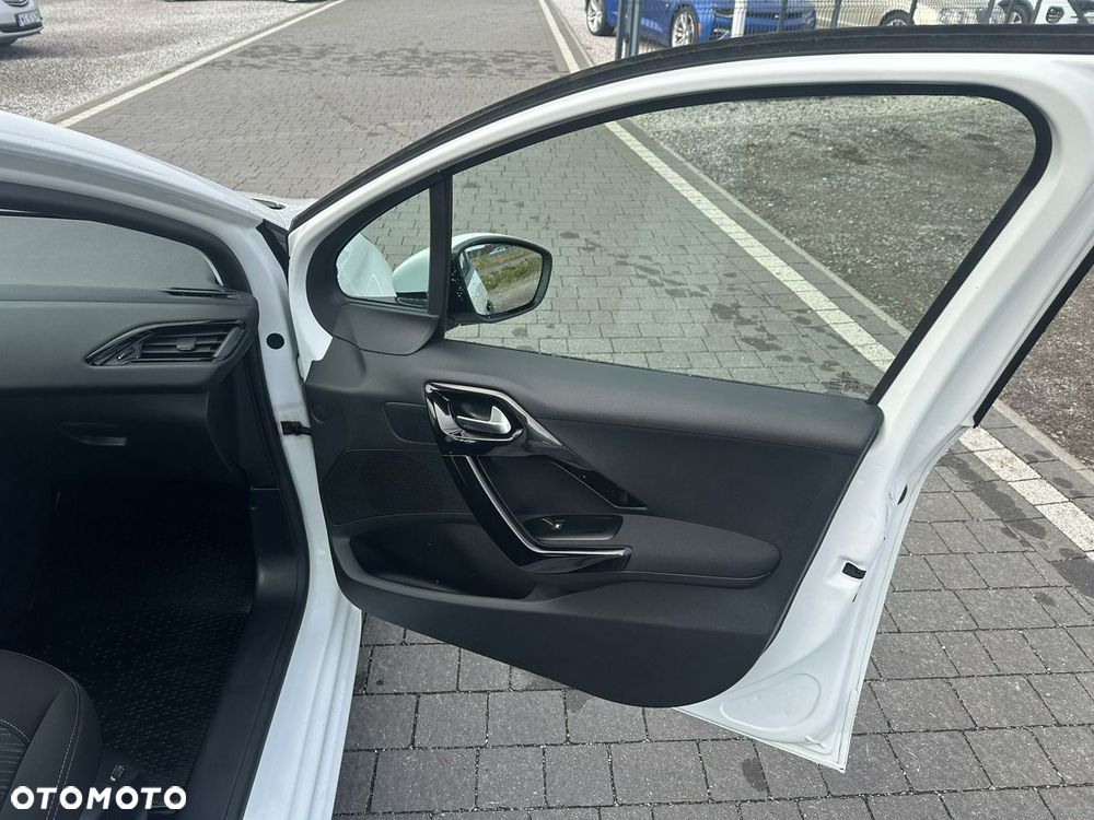 Peugeot 208 - 17