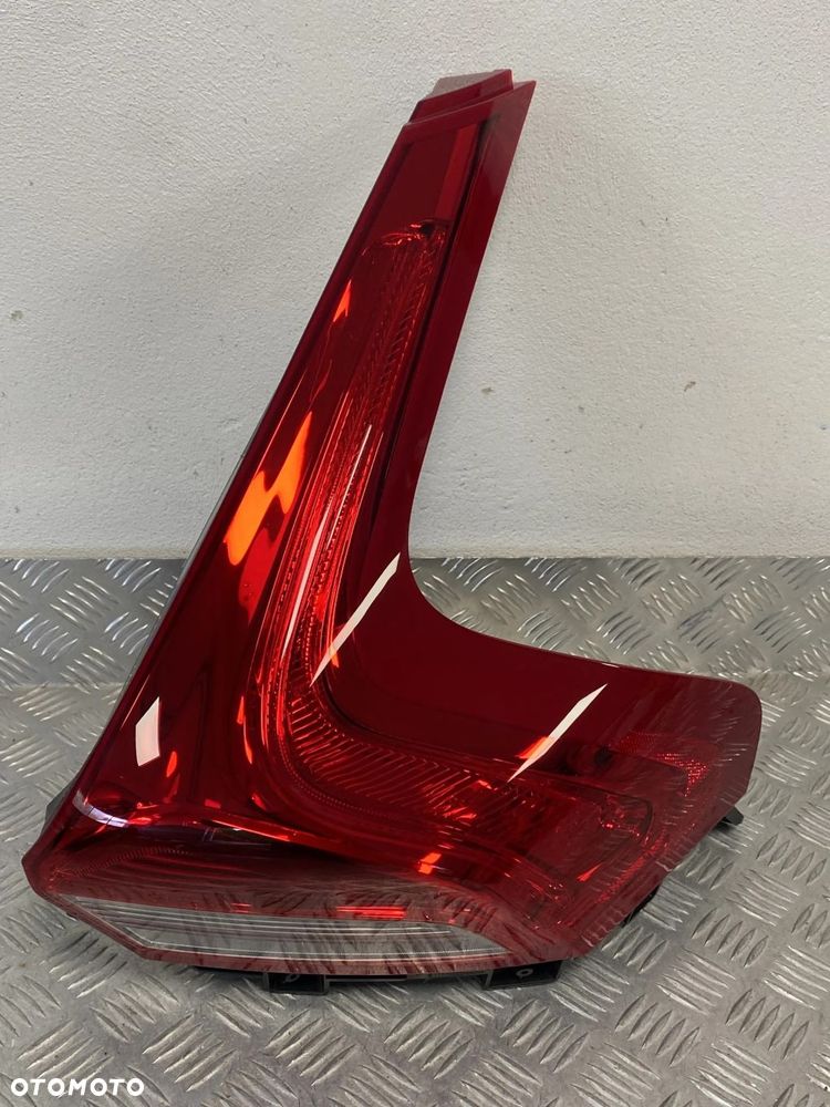 LAMPA TYLNA TYŁ PRAWA VOLVO V40 31395845 2012- - 4