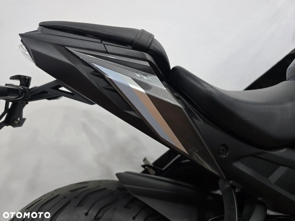 Suzuki GSX - 16