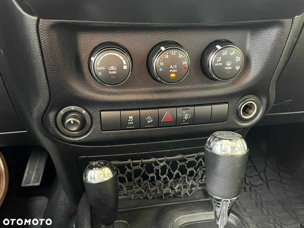 Jeep Wrangler 2.8 CRD Unlim Black Edition II - 16