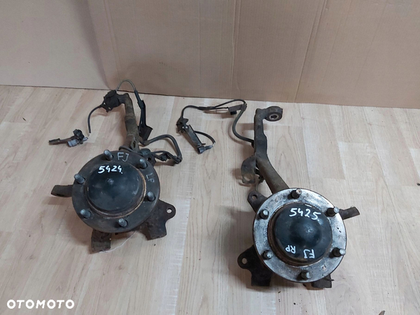 Toyota FJ Cruiser zwrotnica przód lewa piasta