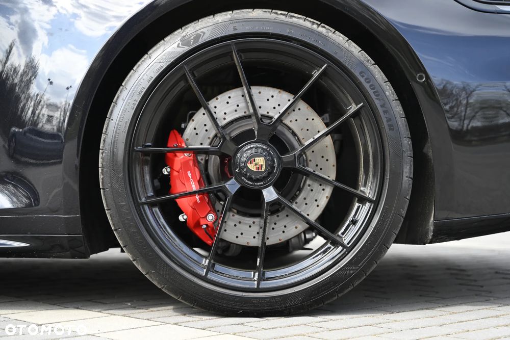 Porsche 911 Carrera 4 GTS - 17