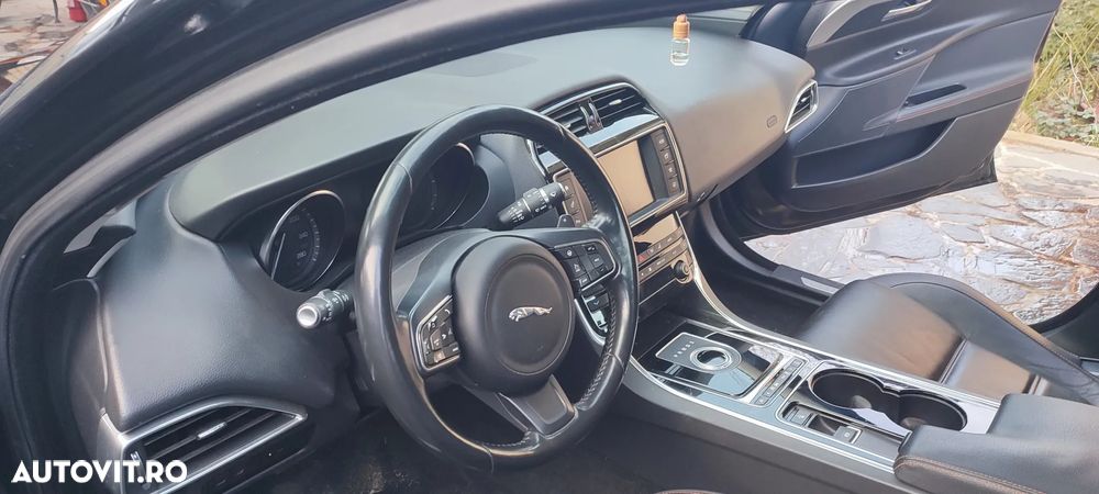 Jaguar XE - 11