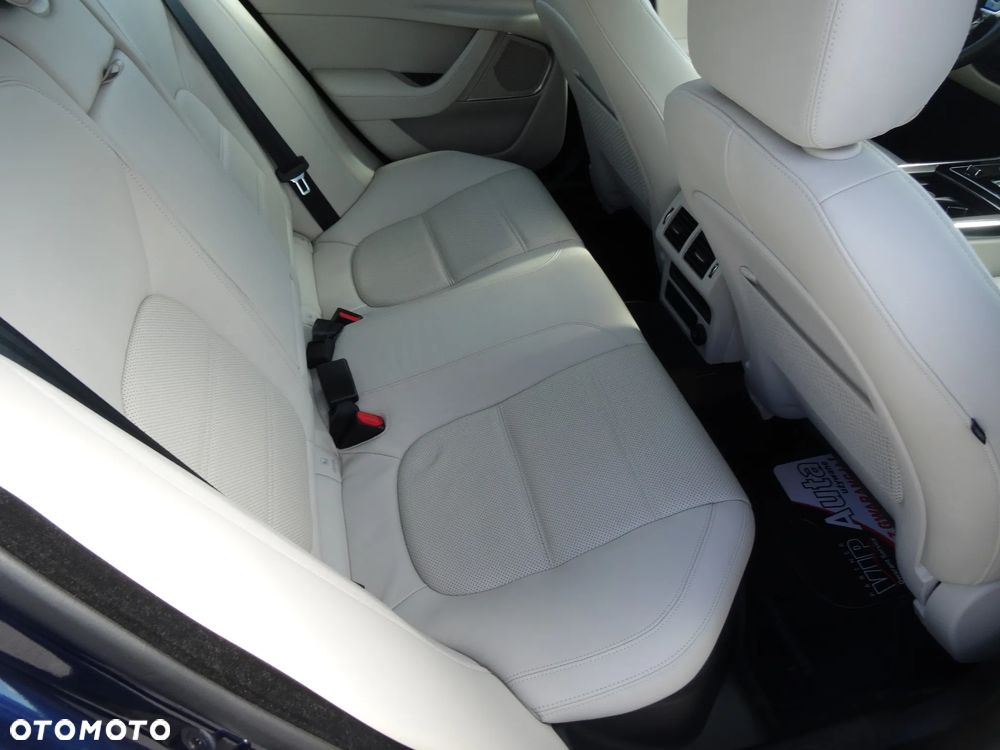 Jaguar XE 2.0 D180 R-Dynamic SE - 17