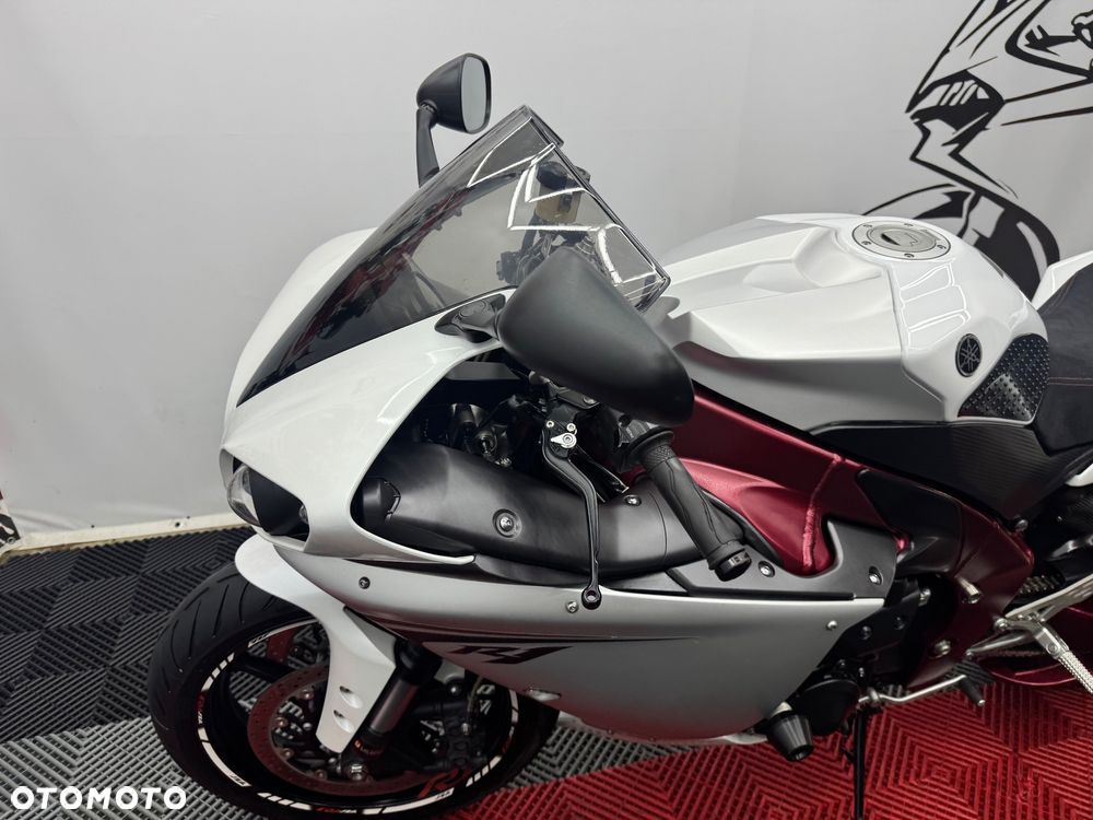 Yamaha R1 - 12
