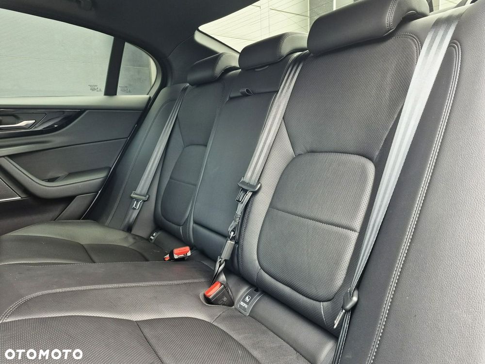 Jaguar XE D200 AWD SE - 24