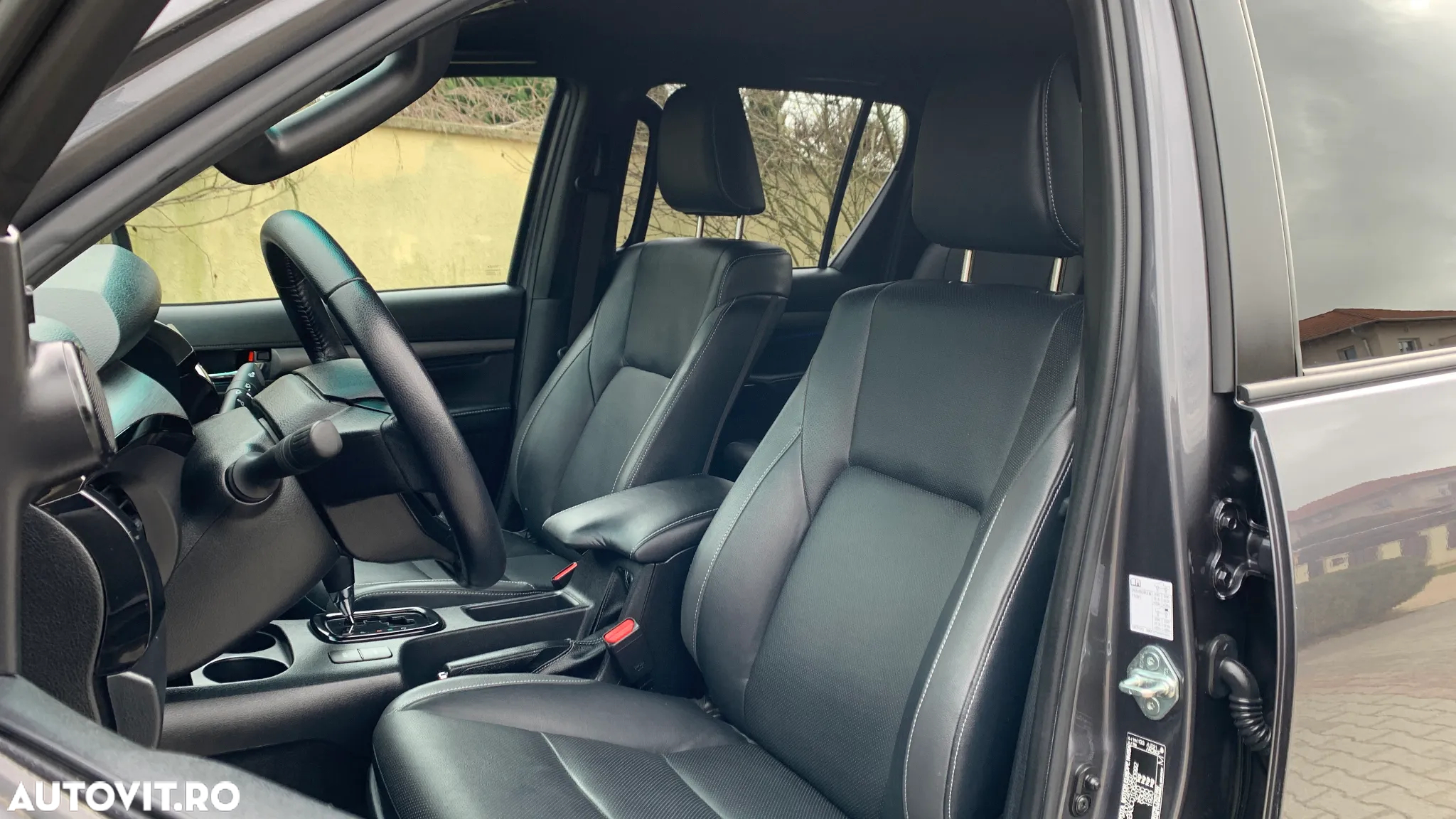 Toyota Hilux 2.8D 204CP 4x4 Double Cab AT Invincible Color Edition - 20