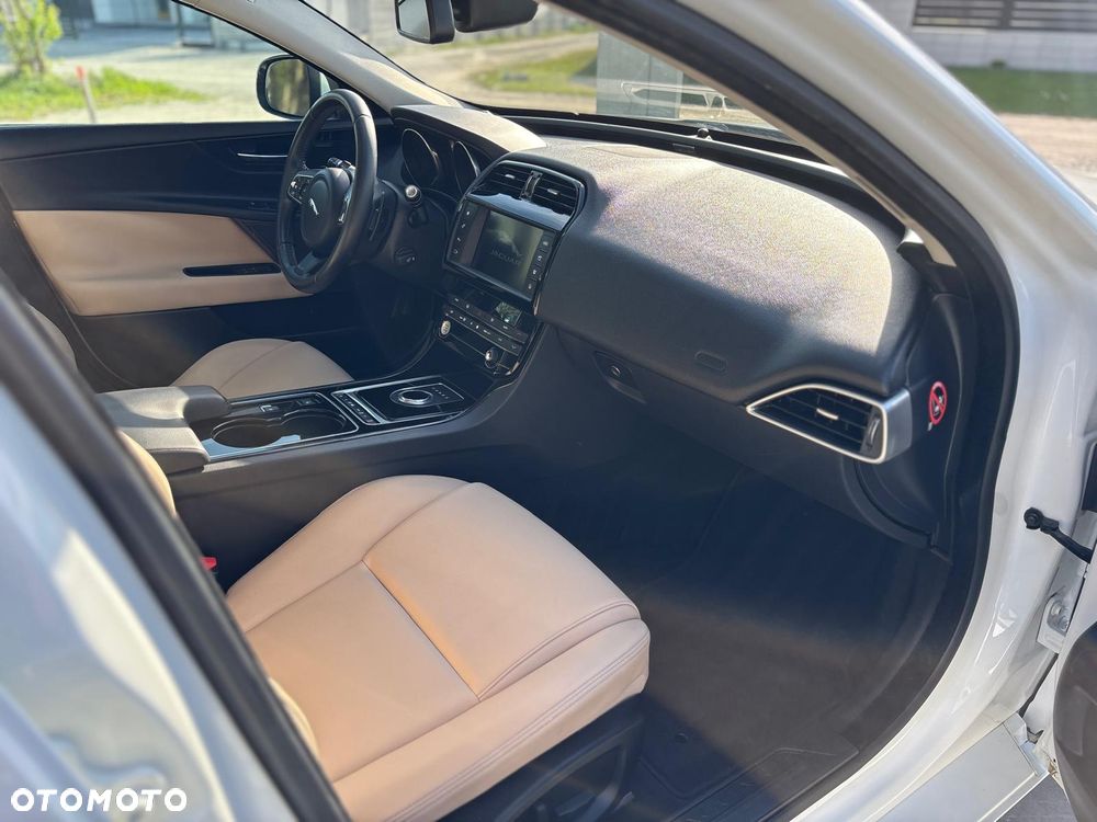 Jaguar XE 25t Prestige - 23