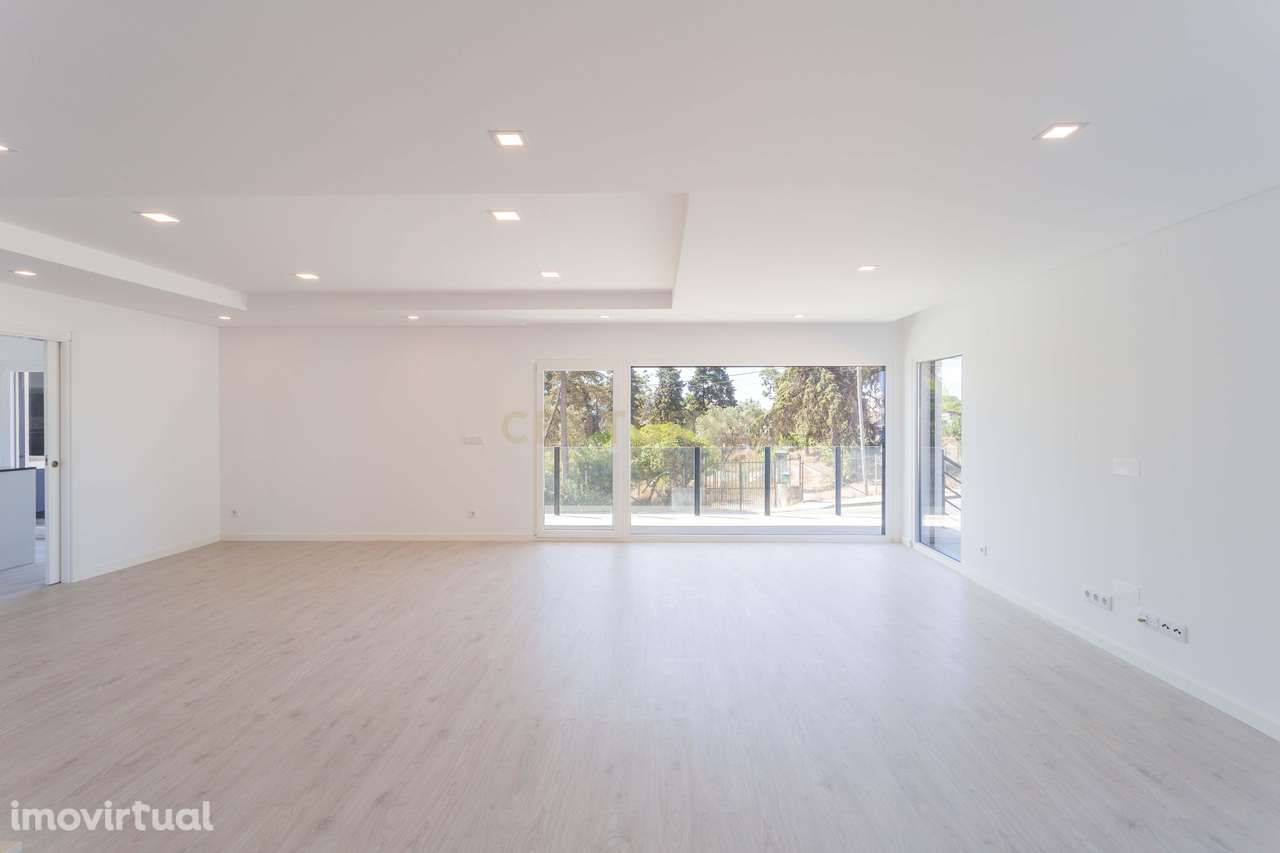 Oportunidade: Moradia T5 com jardim e piscina, na Sobreda, Almada. Em - Grande imagem: 4/34