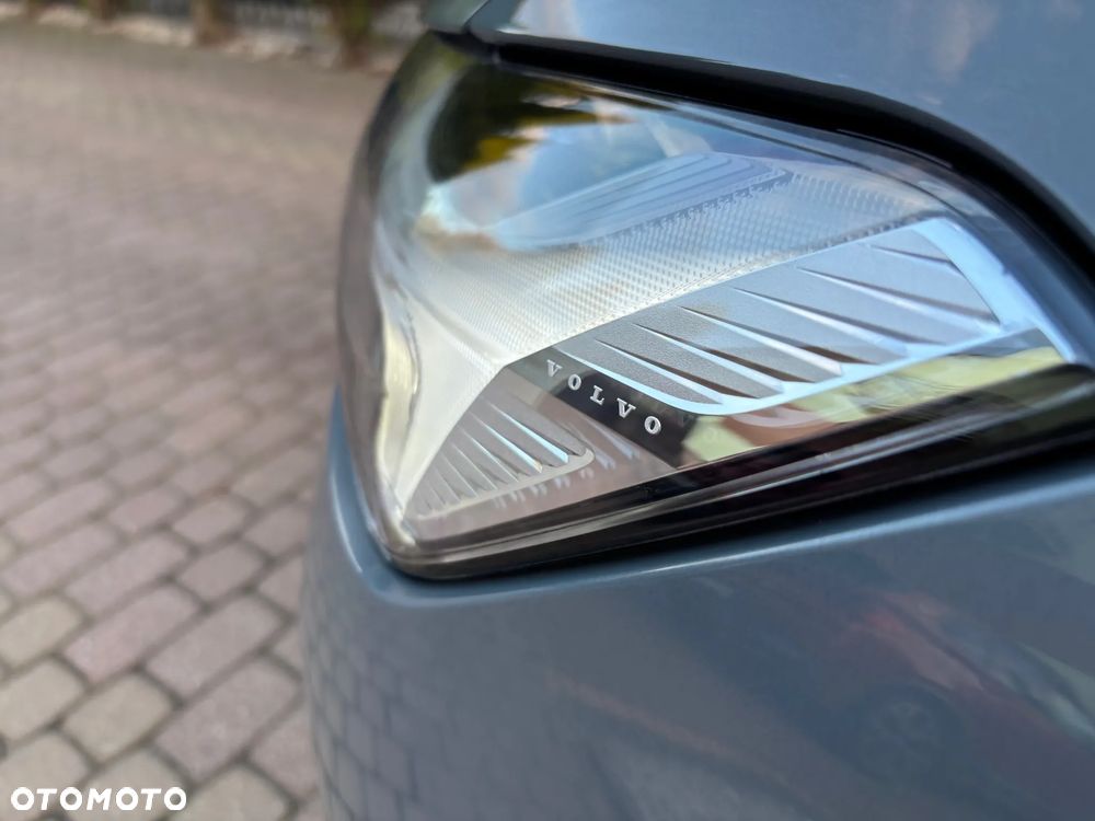 Volvo XC 60 B4 D AWD Plus Dark - 38