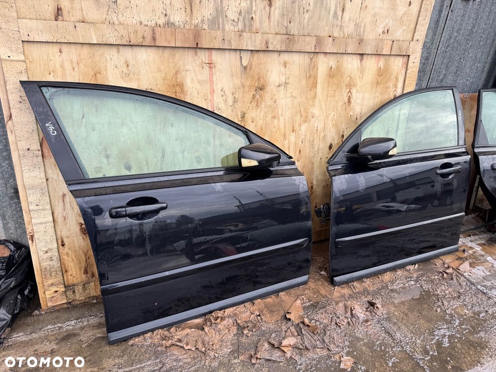 Volvo v50 Czarne 452-46 części blacharskie zderzak przód spryski xenon pas przedni chłodnice do diesla diesel belka przednia tylnia tył lampy xenon błotnik prawy lewy przedni zderzak tył tylni kombi drzwi prawe lewe przednie tylne kombi do lampy tylnie tył prawa lewa klapa tył klapa bagażnika belka tylnia - 15