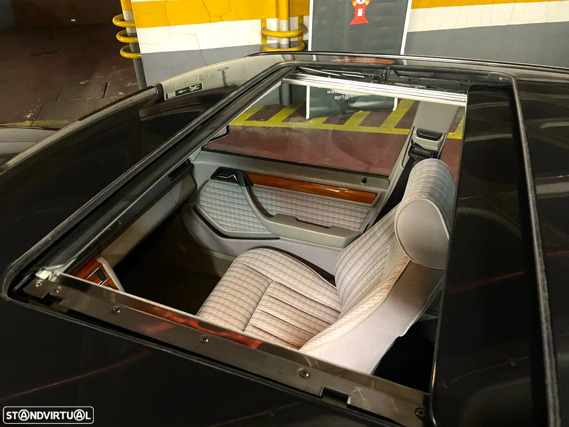 Mercedes-Benz 300 E-24 - 13