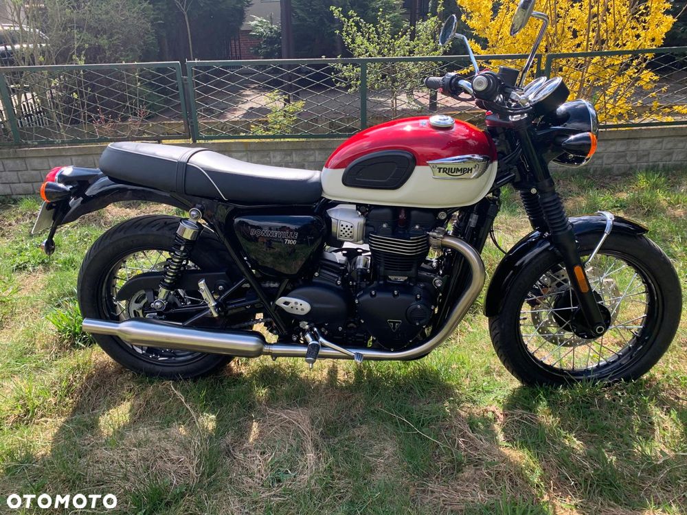 Triumph Bonneville - 1