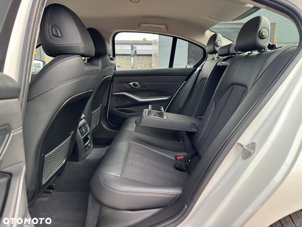 BMW Seria 3 320d xDrive - 21