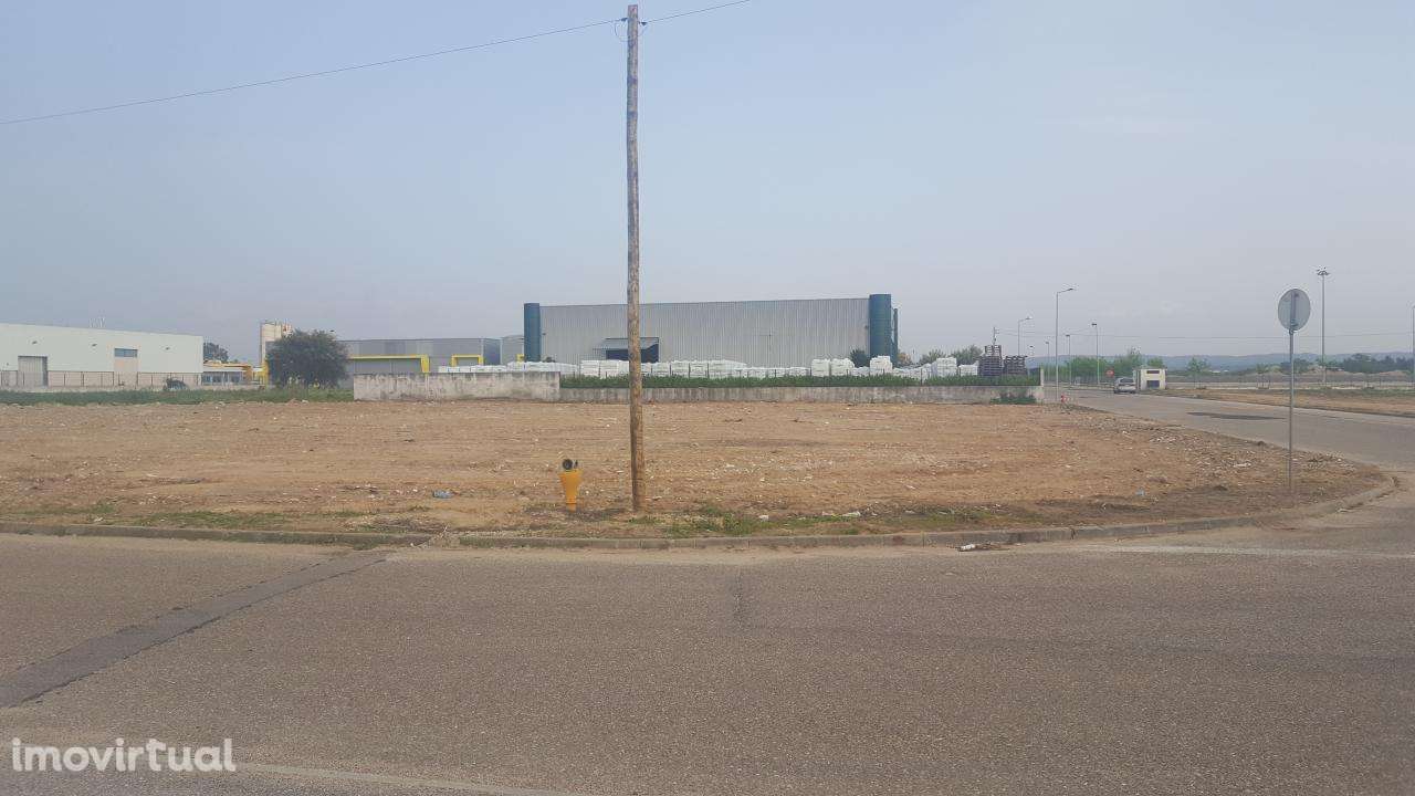 Terreno para Armazém na zona Industrial em Almeirim - O Próprio - Grande imagem: 2/3