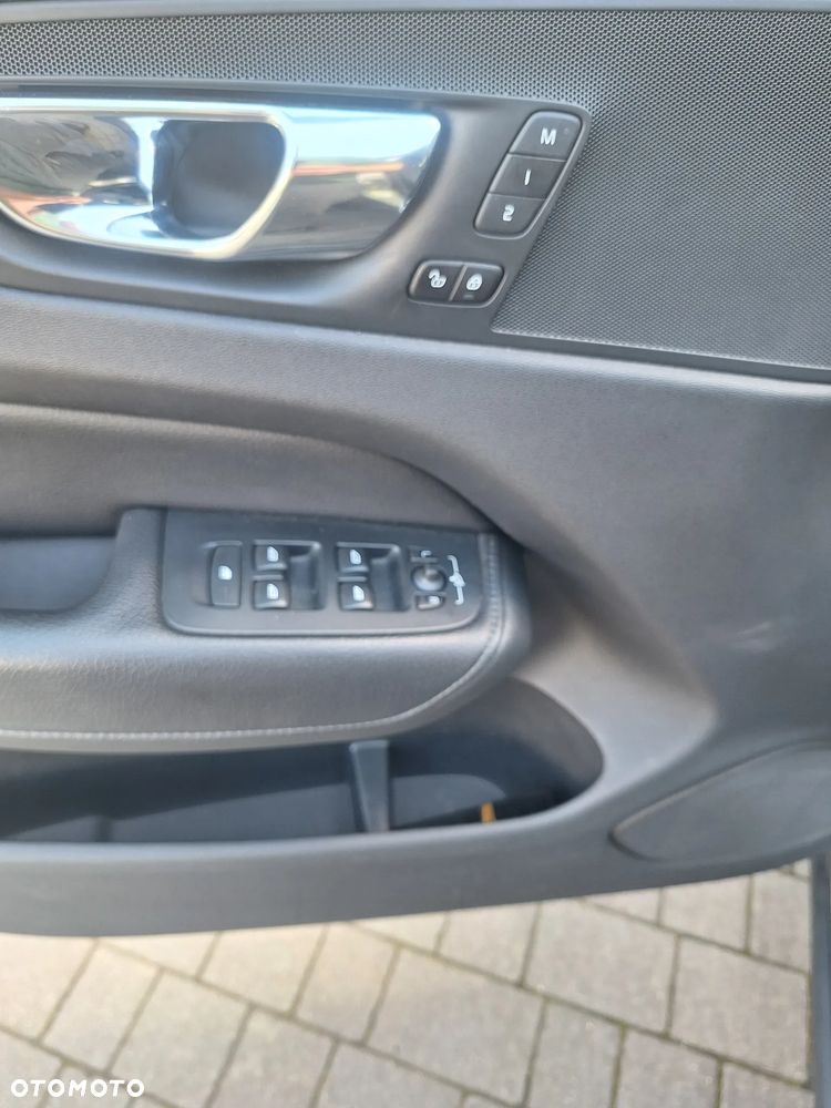 Volvo XC 60 T6 AWD Geartronic Momentum Pro - 23