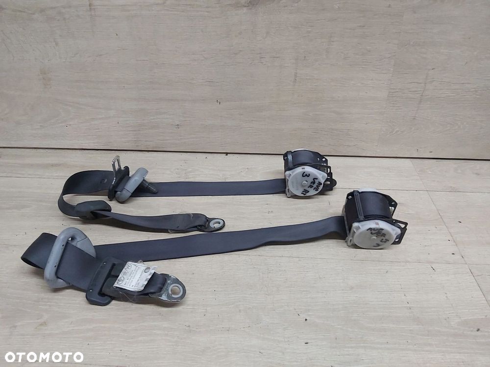 Avensis Verso 01-06r pas tył lewy prawy tylny III 3 rząd - 1