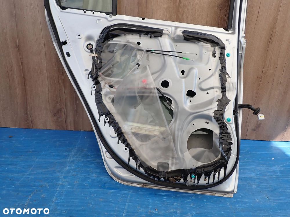 TOYOTA YARIS II 06-11 5d DRZWI TYLNE LEWE 1E7 - 15